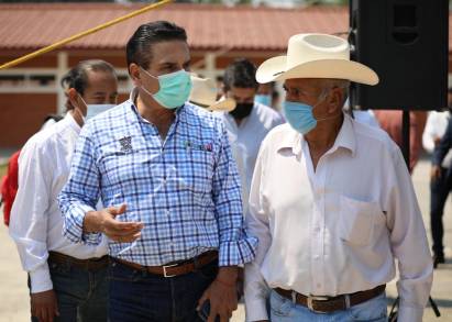 Gobernador De Michoacán y comuneros hacen frente en defensa de los bosques     